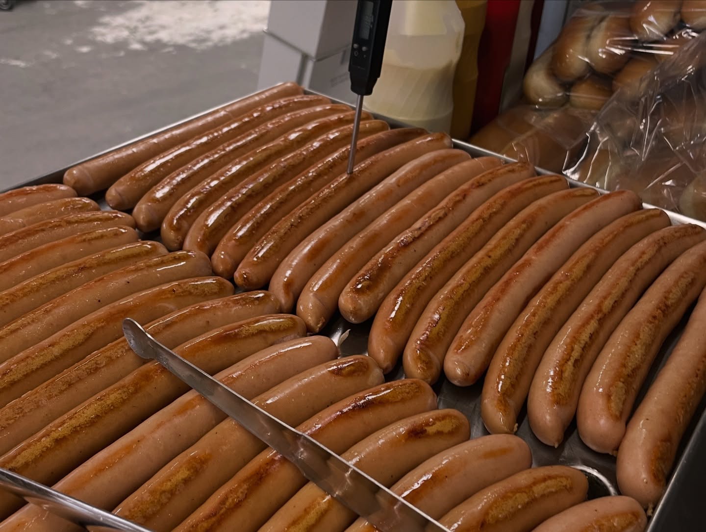 Ristede pølser på grillen
